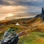 Turismo de Luxo: Isle of Skye, na Escócia reúne Sua beleza combina falésias, lagos serenos e paisagens costeiras. Foto: Pixabay