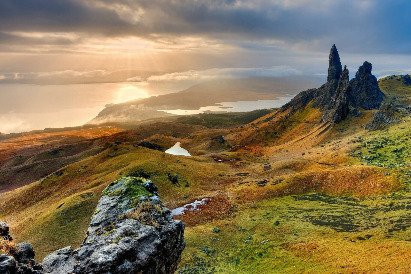 Turismo de Luxo: Isle of Skye, na Escócia reúne Sua beleza combina falésias, lagos serenos e paisagens costeiras. Foto: Pixabay