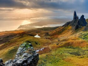 Turismo de Luxo: Isle of Skye, na Escócia reúne Sua beleza combina falésias, lagos serenos e paisagens costeiras. Foto: Pixabay
