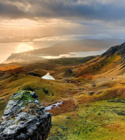 Turismo de Luxo: Isle of Skye, na Escócia reúne Sua beleza combina falésias, lagos serenos e paisagens costeiras. Foto: Pixabay