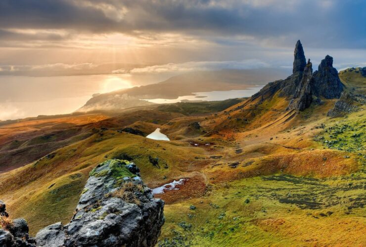 Turismo de Luxo: Isle of Skye, na Escócia reúne Sua beleza combina falésias, lagos serenos e paisagens costeiras. Foto: Pixabay