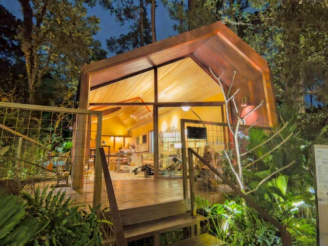 Volar Interiores - Casa Enamorada. Assinado por Erica Gonçalves e Cinthia Gontijo. O Projeto de 60 m² com sistema construtivo modular propõe soluções sustentáveis de uso de recursos que forneçam
conforto para o morador.
